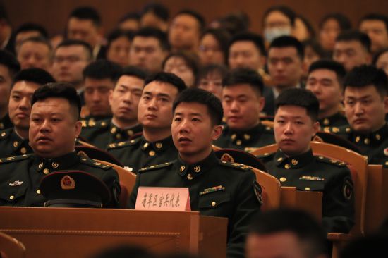 主會場觀眾認真聆聽“吉林楷?！蓖蹒鞠冗M事跡報告會