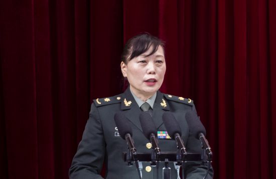 “吉林楷?！蓖蹒鞠冗M事跡報告團成員何春萍作報告