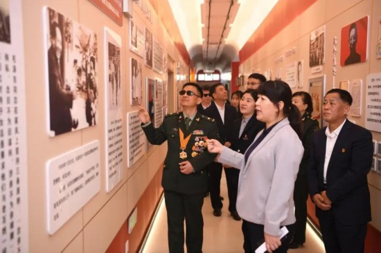 報告團成員參觀幸福社區黨群服務中心文化建設。