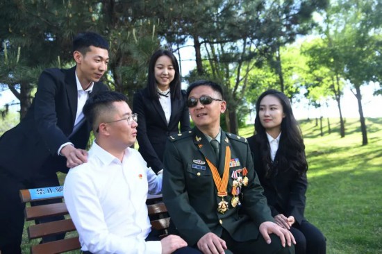 宣講報告結束后，“吉林楷?！蓖蹒c參加報告會的機關干部代表互動交流。