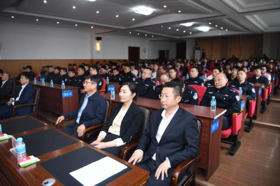 現場觀眾認真聆聽事跡宣講報告。