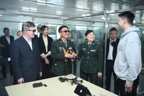 報告團成員和退役軍人創業就業代表交流。