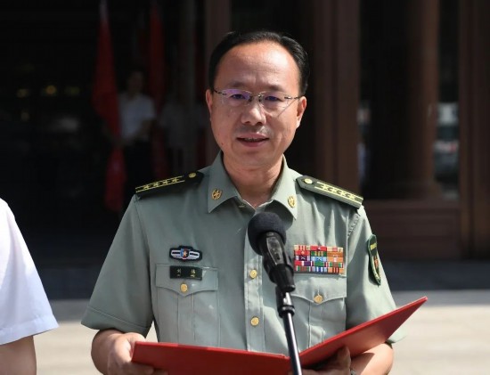 省軍區政治工作局大校副主任劉偉主持儀式