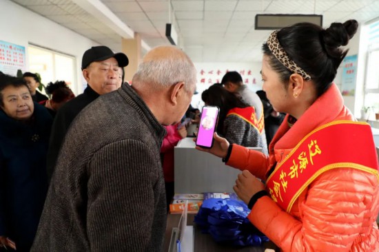 社保服務專員面對面指導群眾用手機參保繳費、申領待遇和資格認證