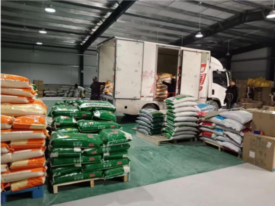 城關街道東渠村倉儲內貨運繁忙