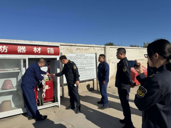 圖為消防救援局工作人員到那木鄉開展消防安全類點單式培訓。