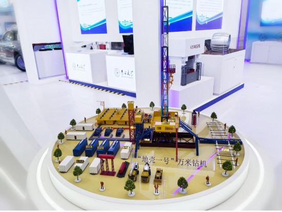 “地殼一號”萬米鉆機模型。人民網記者 王海躍攝
