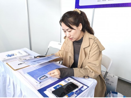 吉林森億智能科技有限公司人力資源行政辦公室負責人陳麗麗翻看求職者簡歷。人民網記者 王海躍攝
