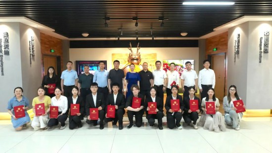 獲獎選手與嘉賓合影留念。