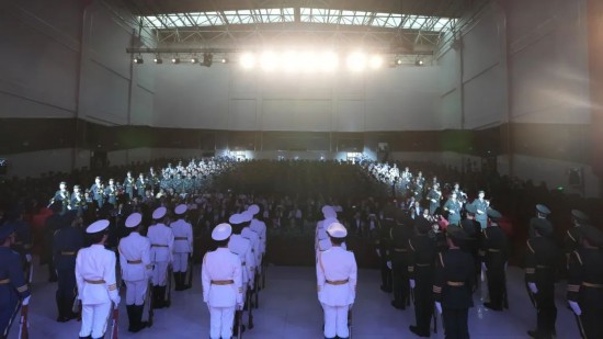 長春科技學院國旗護衛隊以整齊劃一的步伐、剛勁有力的動作震撼登場。