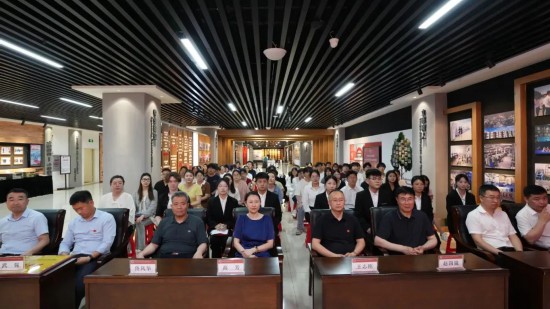 校黨委副書記高芳等領導嘉賓出席活動，與師生共同見證校史文化傳承的青春力量。