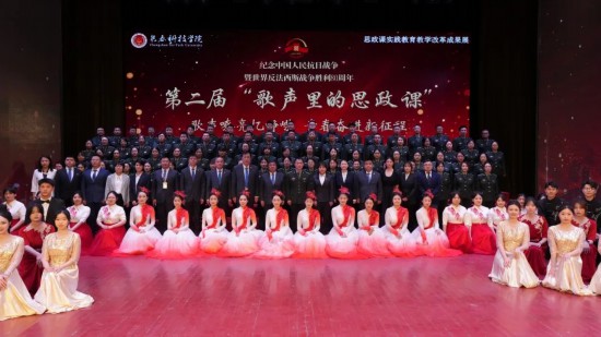 參與本次活動的領導與師生合影留念。