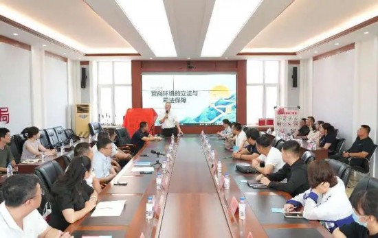 律師為商貿企業代表授課。